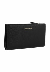 Portafoglio in pelle nera con finitura testurizzata, dotato di un logo dorato e chiusura con zip, che presenta una forma rettangolare e un design elegante.