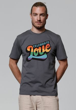 Grijze T-shirt met korte mouwen, voorzien van een kleurrijke "Vier de Liefde" graphic in oranje, teal en paars, gemaakt van zacht katoen.