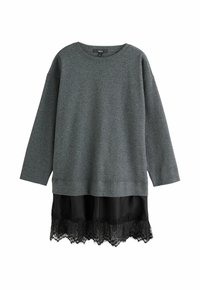 Grå sweatshirt med lange ærmer og rund hals, lagdelt over en sort satin nederdel med blondekant. Blød tekstur og afslappet design.