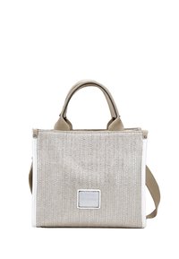 Bolso estructurado beige con tela texturizada, rayas verticales, acentos blancos, dos asas y una correa de hombro desmontable.