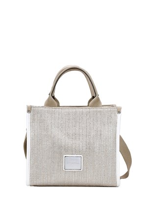 Bolso estructurado beige con tela texturizada, rayas verticales, acentos blancos, dos asas y una correa de hombro desmontable.