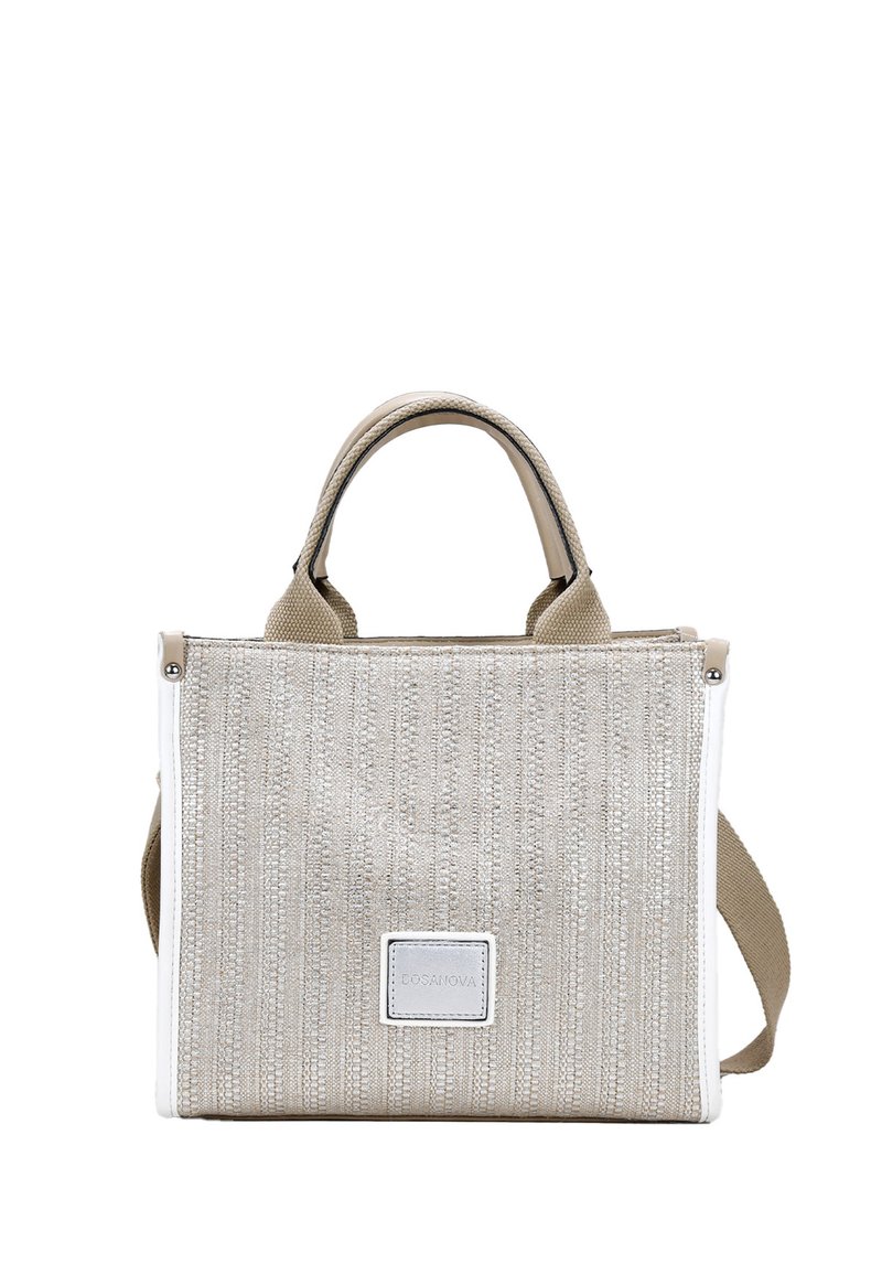 Bolso estructurado beige con tela texturizada, rayas verticales, acentos blancos, dos asas y una correa de hombro desmontable.