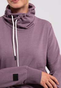 Hellblau Kapuzenpullover mit hohem, gerafftem Kragen. Verfügt über weiße Kordeln, gerippte Bündchen und ein texturiertes Stoffpanel am Ärmel.