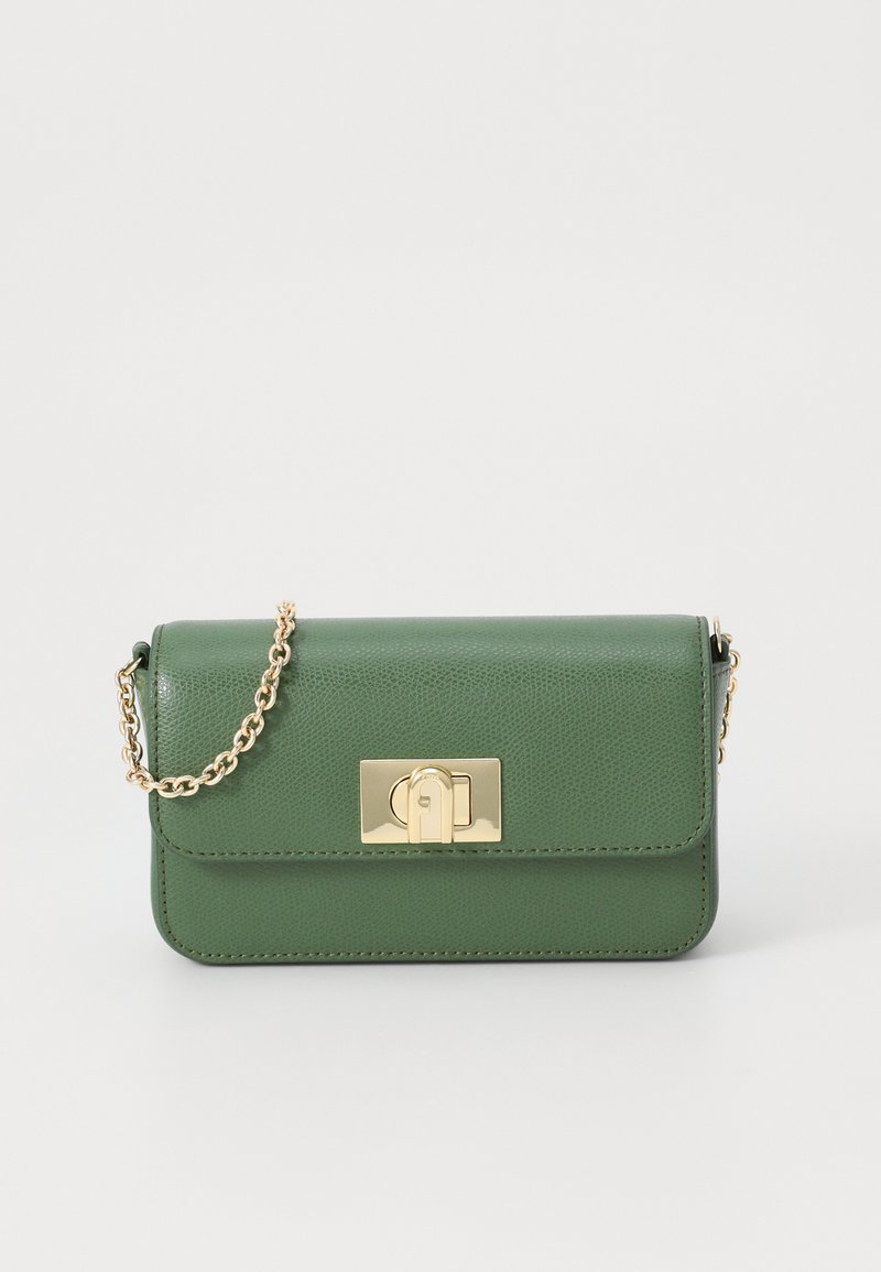 Grön texturerad läder crossbody-väska med guldkedjestraps och spänne. Enkel rektangulär form med släta kanter.
