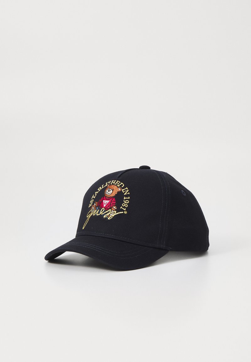 Marineblå baseballcaps laget av myk stoff, med brodert bjørnedesign og teksten "Etablert i 1981" i gull- og røde aksenter.