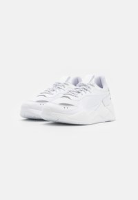 Vita idrottssneakers har en texturerad ovandel, vadderad krage och reflexsnören, med en kraftig sula och subtila designaccenter.