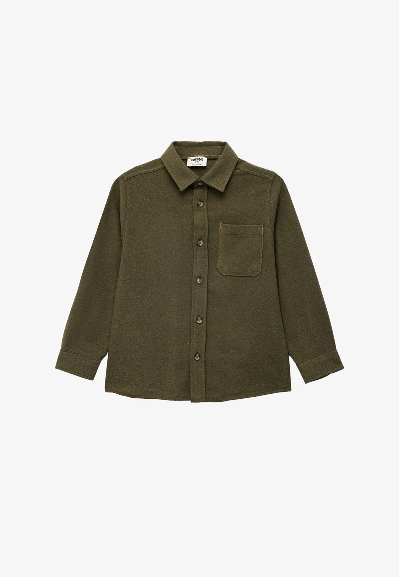 Camisa de botones color verde oliva hecha de tela texturizada, con cuello, mangas largas, un bolsillo en el pecho y botones marrones.