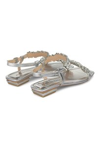 Sandali metallici argento con tacco piatto, dotati di un design con cinturino di perline e un soffice soletta in pelle. Accenti dettagliati arricchiscono l'aspetto complessivo.