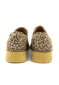 Schoenen met luipaardprint, van een suède textuur, met een ronde vorm en een lichtbruine rubberen zool. Minimale stiksels rond de randen.