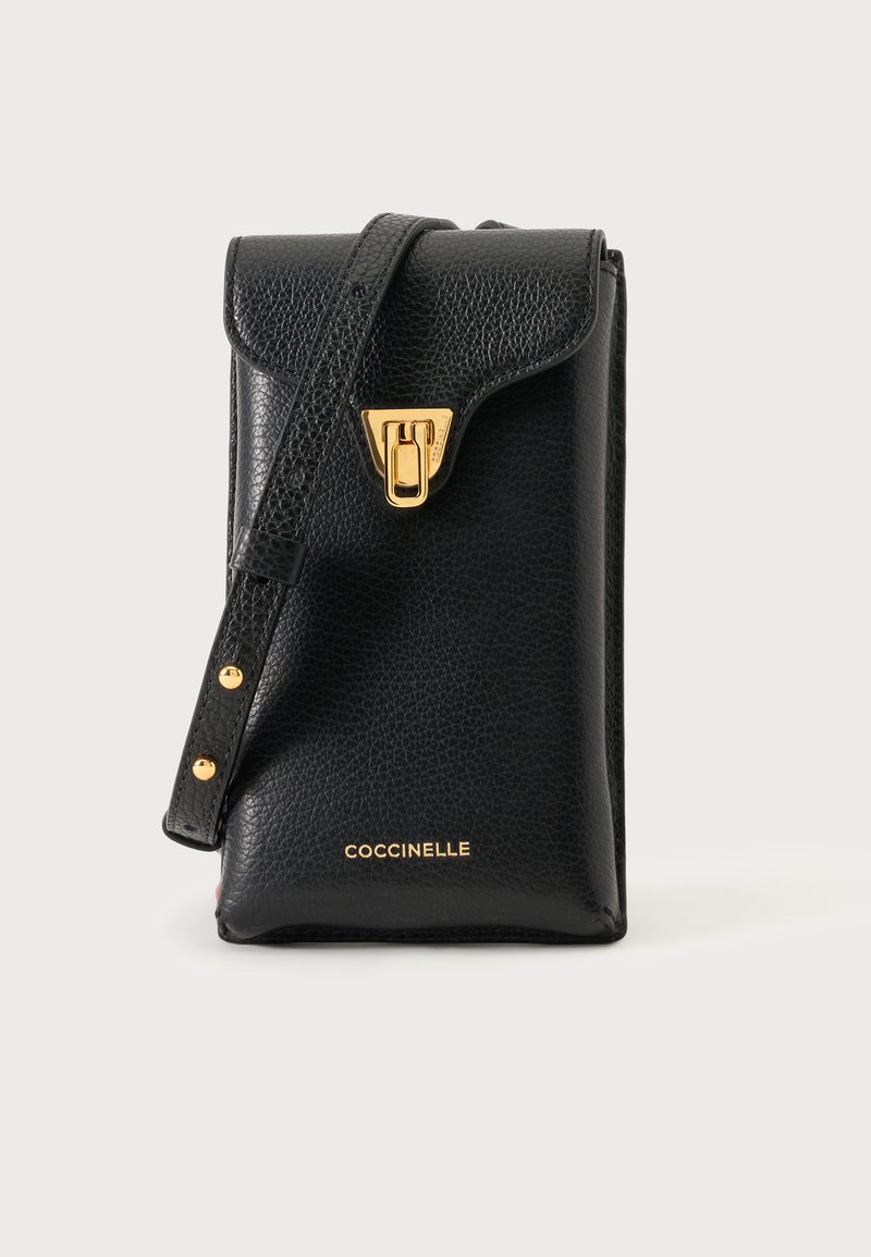 Μαύρο διακριτό δερμάτινο τσαντάκι crossbody με χρυσοχρωματικό κούμπωμα και ρυθμιζόμενο λουρί, με το λογότυπο "Coccinelle" σε χρυσά γράμματα.