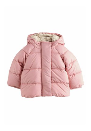 Veste rembourrée rose avec capuche, dotée d'une doublure en polaire douce, au design matelassé et avec des poignets élastiques. Fermeture frontale simple sans matériel visible.