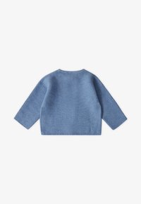 Blauer Strickpullover mit Rundhalsausschnitt, langen Ärmeln und strukturiertem Stoff. Der untere Saum und die Ärmelbündchen sind gerippt.