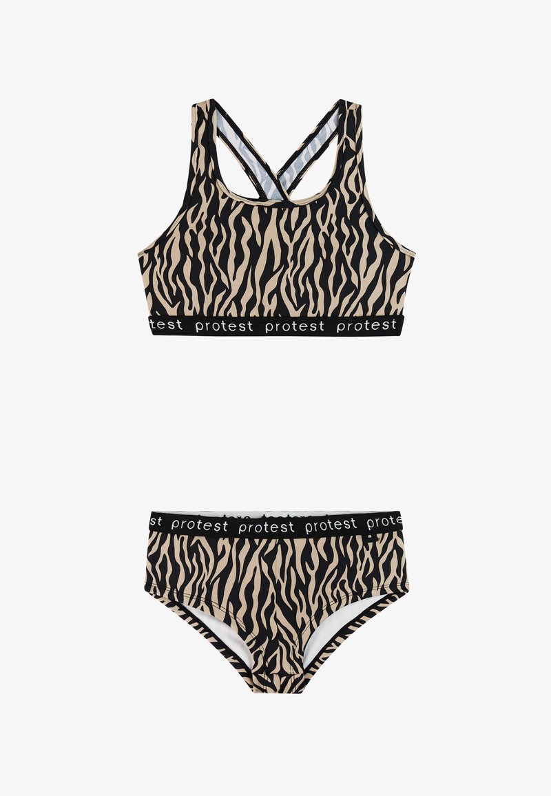 Bañador de niña de dos piezas con rayas de tigre en negro y beige, bandas elásticas impresas con "protest", y tirantes cruzados en la parte superior.