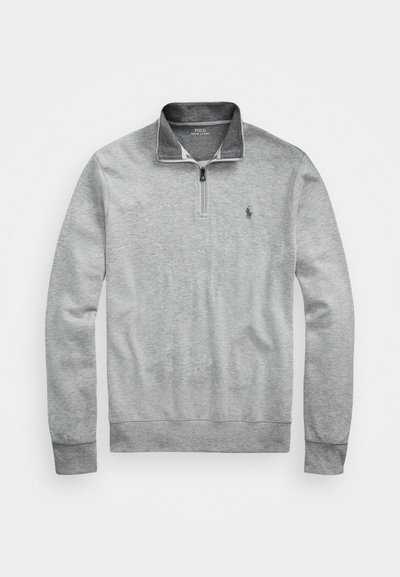 Lichtgrijze pullover met een ritssluiting in de kraag, ribgebreide manchetten en zoom. Heeft een klein logo op de borst en een zachte, gestructureerde stof.