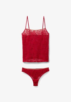 Camiseta de encaje roja con tirantes finos, combinada con tanga de encaje a juego. Presenta un patrón floral y una cintura ligeramente brillante en el tanga.