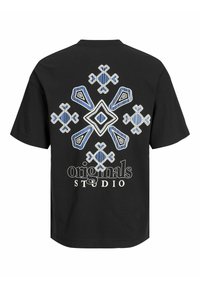 T-shirt in cotone nero con una grande grafica blu e bianca sul retro, caratterizzata da motivi geometrici e il testo "originals STUDIO" in basso.