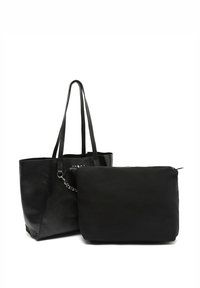 Čierna kabelka z umlej kože so svojimi dvoma dlhými rúčkami a plochým zipsovým vreckom. Obsahuje textúrovaný povrch a dekoračný reťazový akcent.