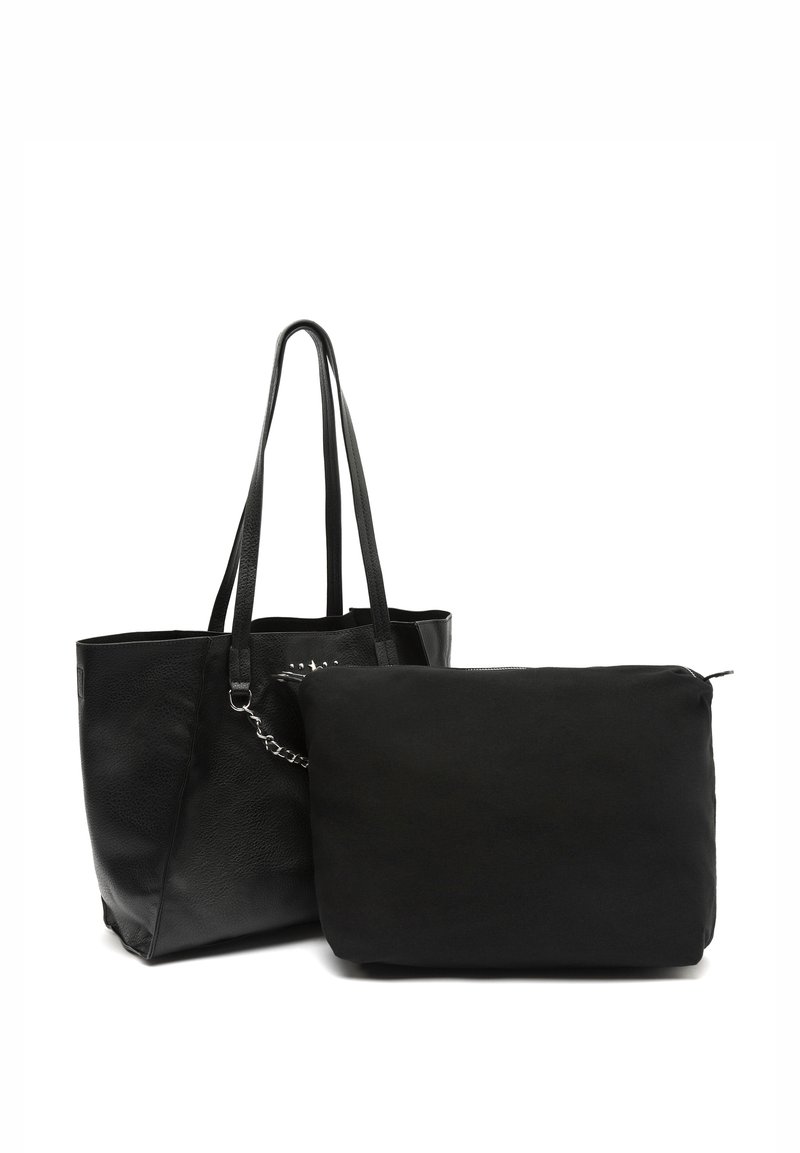 Čierna kabelka z umlej kože so svojimi dvoma dlhými rúčkami a plochým zipsovým vreckom. Obsahuje textúrovaný povrch a dekoračný reťazový akcent.