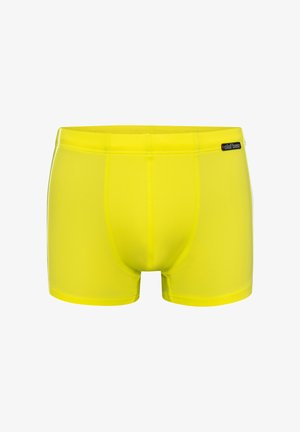 Maillot de bain pour homme jaune vif avec un design ajusté et une étiquette "olaf benz" sur la ceinture.