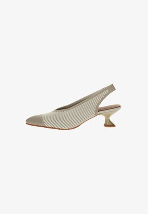Escarpin à bride arrière beige avec un dessus en tricot rayé, un bout pointu et un talon bloc incurvé. Matériau doux et surface texturée.