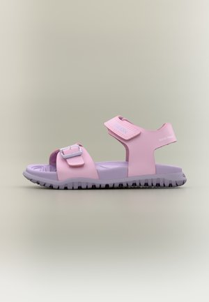 Ροζ συνθετικά σανδάλια με ιμάντες Velcro, επενδεδυμένη σόλα και μοβ λαστιχένια σόλα με υφή αντιολισθητικού σχεδίου. Ορατό το λογότυπο Geox.