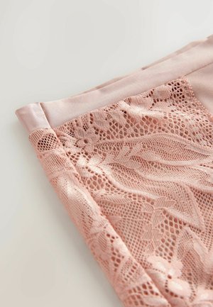 Roze kantstof met bloemmotieven en een glad satijnen rand. Het kant heeft een delicate, geweven textuur, met doorschijnende delen die contrast creëren.