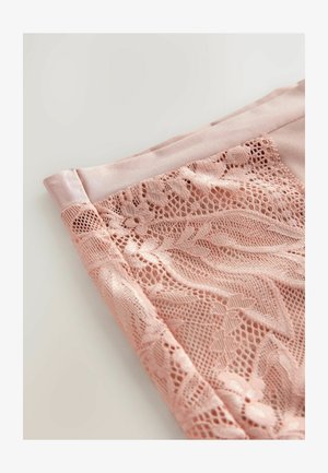 Rozā mežģīņu audums ar ziedu rakstiem un gludu satīna apdari. Mežģīnes ir delikātas, austas tekstūras, ar caurspīdīgām zonām, kas radījušas kontrastu.