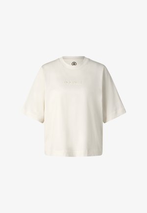 Biała koszulka z krótkim rękawem i okrągłym dekoltem, z wytłoczonym napisem "BOGNER" na piersi, przedstawiona na jednolitym tle.