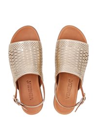 Beige platform sandaler med et vævet metallic remdesign, åben tå og justerbar ankelspænde. Læder indersåler og tekstureret bund.