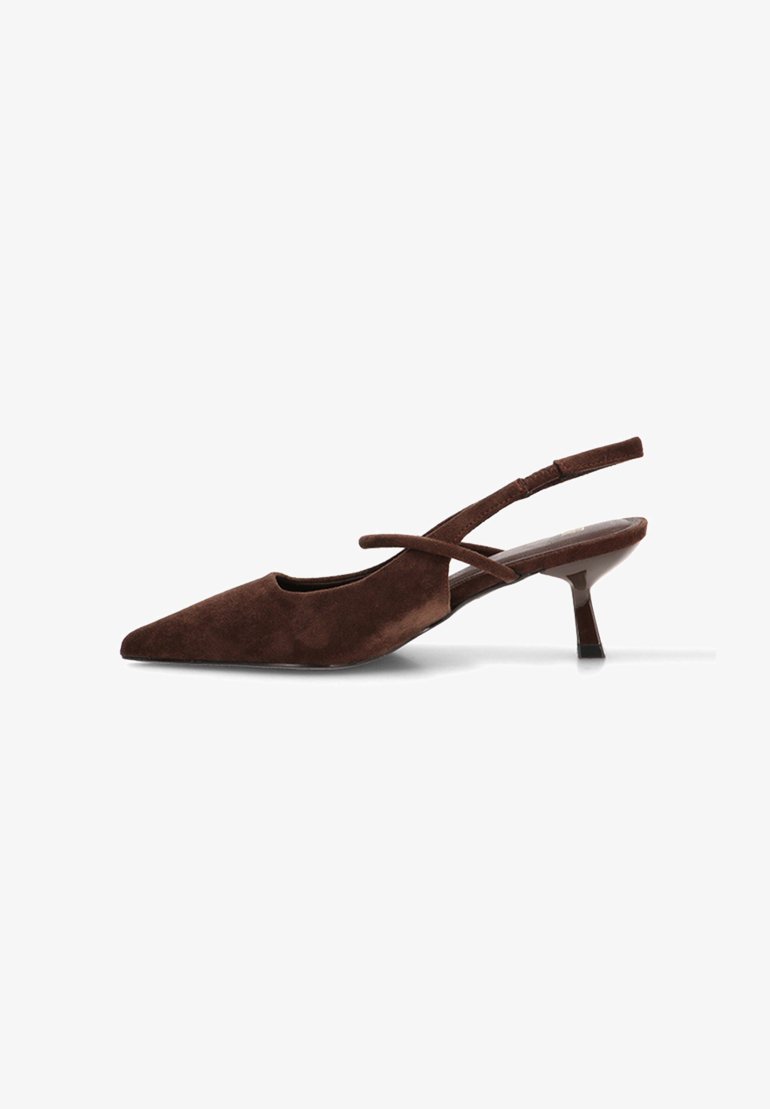 Zapatos slingback de gamuza marrón con punta afilada y tacón bajo y acampanado. Presentan una correa delgada en el tobillo para un ajuste seguro. Textura suave.