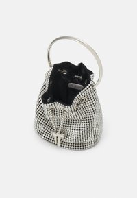 Borsa impreziosita da strass argentati con manico metallico circolare, interno in tessuto nero e chiusura con coulisse. Texture morbida e finitura lucida.