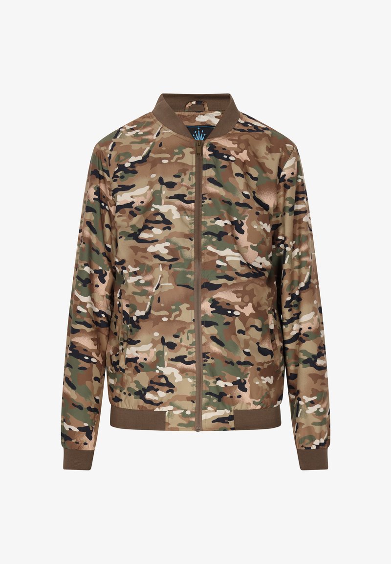 Chaqueta bomber de camuflaje fabricada con tejido suave, en tonos verdes, marrones y negros, con cremallera frontal y puños acanalados.