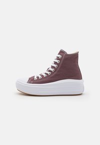 Hoge canvas sneakers in donker mauve, met een witte rubberen neus en zool, zes metalen oogjes en een gestructureerde afwerking op de bovenkant.
