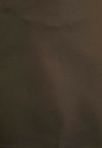 Superficie di tessuto di un marrone scuro, liscia con una leggera lucentezza; texture uniforme senza motivi o elementi in bella vista.