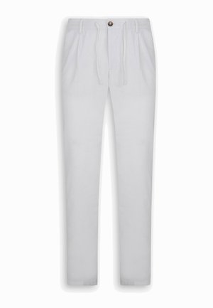 Bílé úzké kalhoty se stahovacím páskem v pase, předním zapínáním na knoflík, postranními kapsami a švy podél nohou.