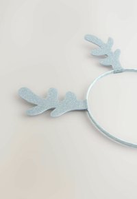 Blå glitrende hårbånd med trælignende horn, der har en skinnende overflade og et glat, cirkulært bånd. Enkel design med markante strukturer.
