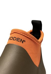 Pomarańczowa górna część z płótna z szarym teksturowanym dolnym fragmentem, wyposażona w czarną pętlę do ciągnięcia i markowe logo z boku.