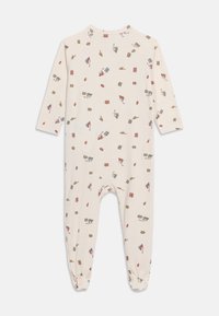 Κρεμ ολόσωμο μωρουδιακό φορμάκι με μακριά μανίκια και πόδια, με μικρά πολύχρωμα τρενάκια και οχήματα τυπωμένα διάσπαρτα σε όλο το ύφασμα.