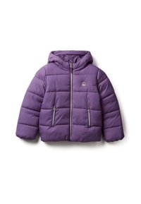 Giacca a vento viola con cappuccio, dotata di cerniera frontale, due tasche laterali, texture trapuntata e un logo sul petto.