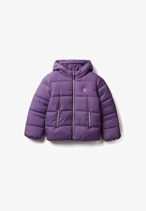 Paarse pufferjacket met een capuchon, voorzien van een ritssluiting aan de voorkant, twee zijzakken, een gequiltde textuur en een logo op de borst.
