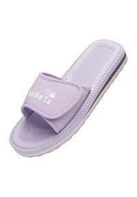 Fioletowe klapki wykonane z gumy, z teksturowaną podeszwą, szerokim paskiem i białym logo, charakteryzujące się gładkim wykończeniem i elastycznym designem.