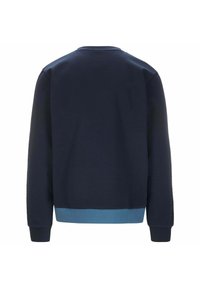 Sudadera azul marino con cuello redondo, mangas largas y un acento en azul más claro en el dobladillo inferior. Textura suave, diseño sencillo.