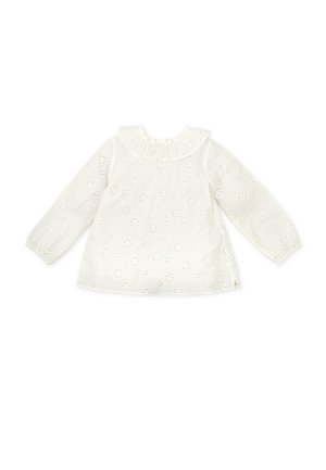 Camisa blanca de manga larga con un patrón bordado de ojales y un cuello con volantes. Tejido suave con un ajuste relajado y mangas ligeramente fruncidas.