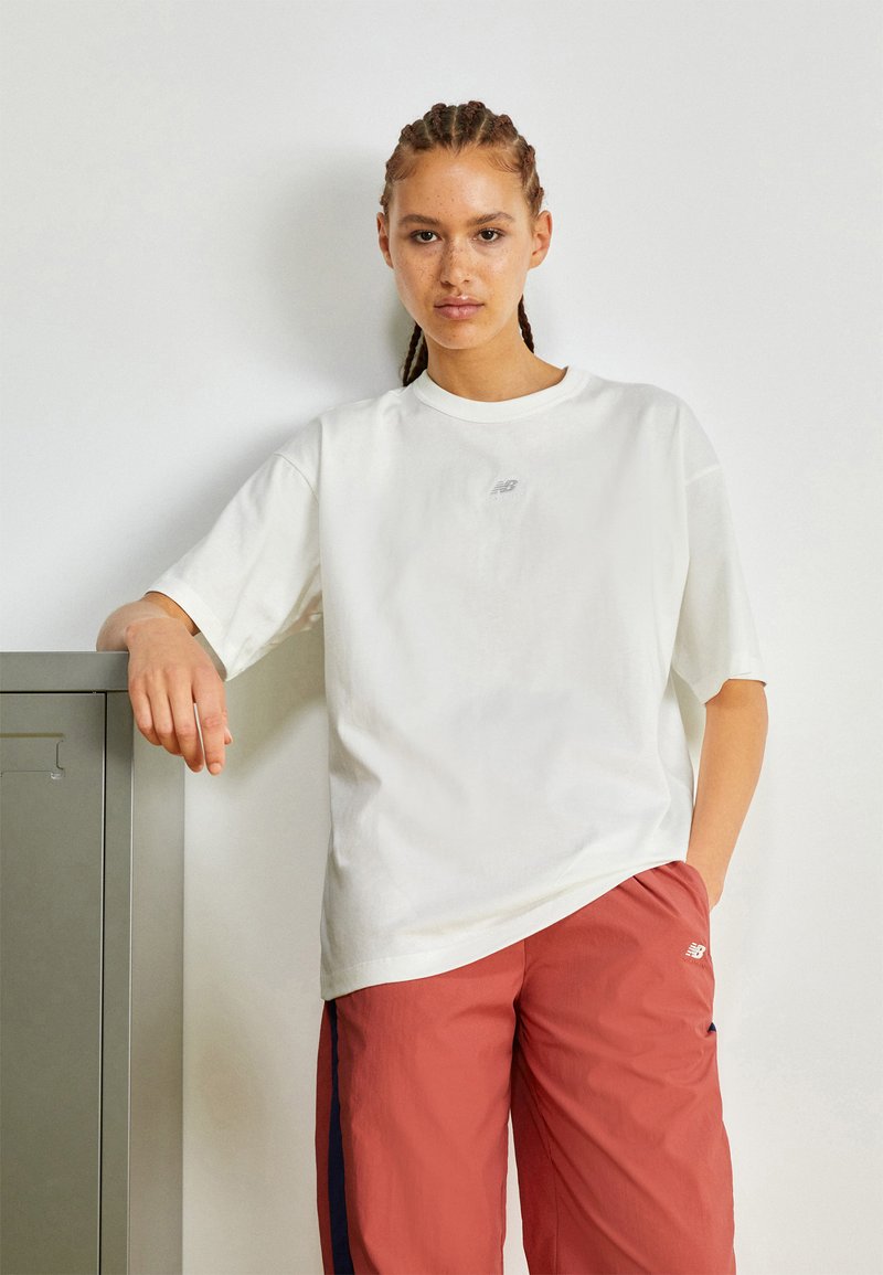 New Balance ATHLETICS OVERSIZED Tshirts white/hvit Zalando.no