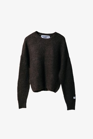Brauner Strickpullover mit lockerer Passform, runder Ausschnitt und gerippten Bündchen. Mit einem Etikett "COLORFUL REBEL" an der Seite.