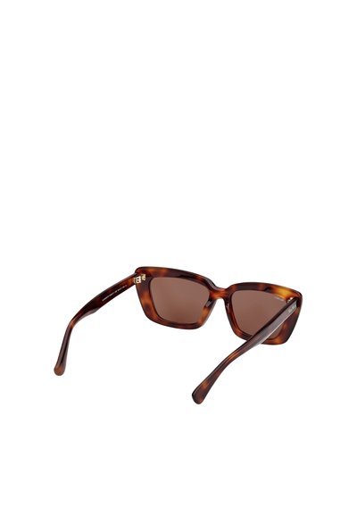 Okulary przeciwsłoneczne w wzorze żółwi z kwadratową oprawką, brązowymi soczewkami i eleganckimi, zaokrąglonymi ramionami. Posiadają dyskretne logo na przewodzie.