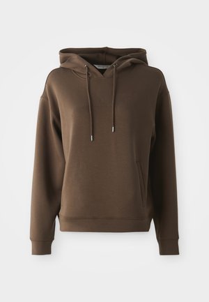Brun hettegenser med frontlomme, snøring og subtil "Moss Copenhagen" logo på brystet, vist på enkel bakgrunn.