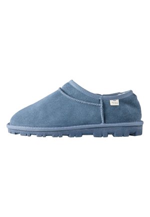 Chaussure bleu clair facile à enfiler avec semelle texturée et petite étiquette en tissu sur le dessus, vue de profil gauche sur fond blanc.