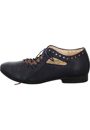 Chaussures en cuir bleu marine avec un bout arrondi, un système de laçage à l'avant et des détails perforés sur les côtés. Semelle plate avec un minimalisme de texture de crampons.