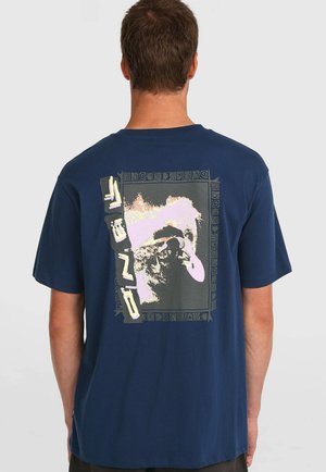 Granatowy t-shirt z krótkim rękawem z nadrukiem na plecach przedstawiającym scenę surfingową, otoczoną wzorzystą ramką, z napisem "ONEILL" u dołu.